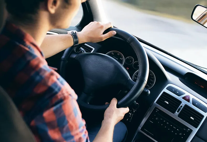 Vorausschauender Fahrer ist nachhaltig im Mietwagen