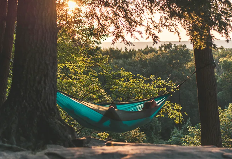 Mikroabenteuer in der Natur mit Hängematte